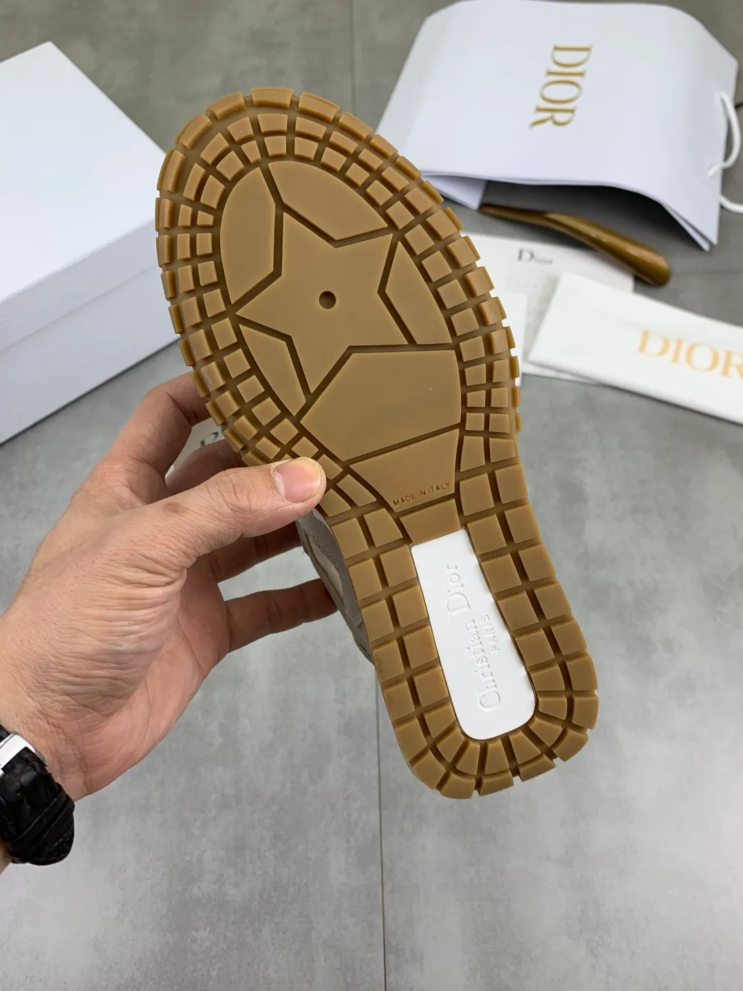 Men's men's shoes P520 new Dior Tech sneakers 2026 early spring series new products, with fashionable details, highlighting retro aesthetics. The light beige anti-suede cow leather upper is spliced ​​with apricot transparent mesh fabric on the side. The upper window edge is adhered with high-frequency flat ironing and back-pressure. It replicates the original craftsmanship, making it beautiful and comfortable without falling off. The interior is made of sheep lining of the same color, which is soft and comfortable. The heel and tongue are embellished with the Paris logo. The textured TPU soles with the same color logo. The high-end version is exquisitely packaged, adding a high-end style.  Code number: 35-46